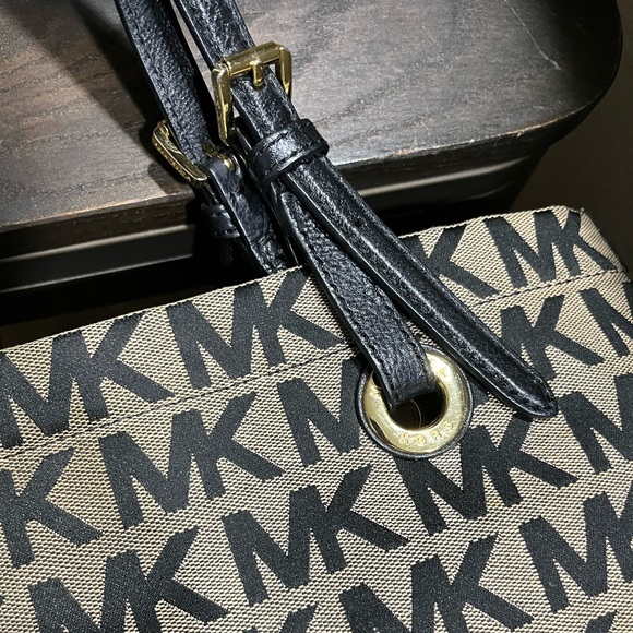 Michael Kors MK Tote - Picture 4 of 6